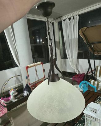 lampadario ferro battuto e vetro satinato