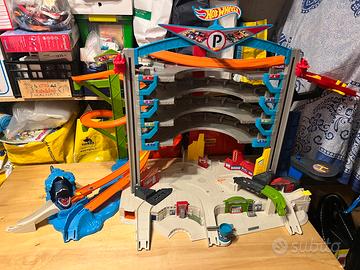 Hot Wheels Mega Garage con pista e squalo
