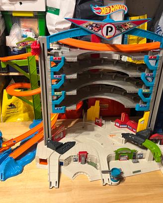 Hot Wheels Mega Garage con pista e squalo