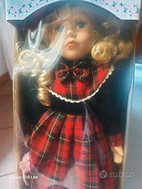 bambola di porcellana da collezione 