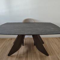 Tavolo e sedie nuovi