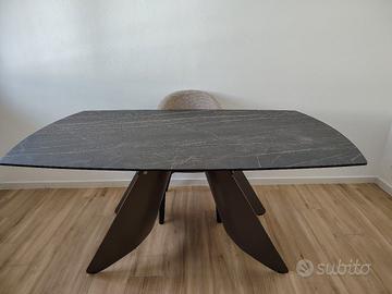 Tavolo e sedie nuovi