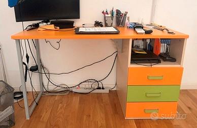 Scrivania con cassettiera più comodino