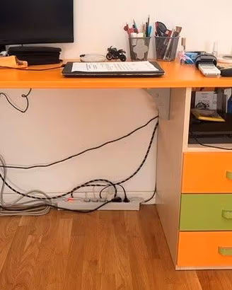Scrivania con cassettiera più comodino