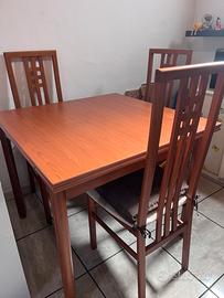 Tavolo a libretto di legno con sedie