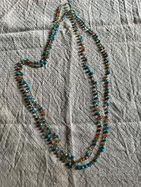 Collana di cristalli realizzata all'uncinetto