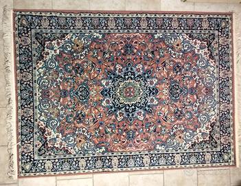 Tappeto rosa tipo persiano