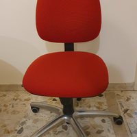 Sedia da ufficio girevole in tessuto rosso