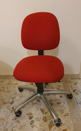 Sedia da ufficio girevole in tessuto rosso