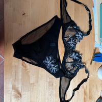 Completo intimo in tulle nero con ricamo