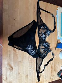 Completo intimo in tulle nero con ricamo