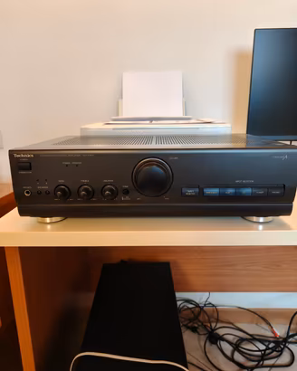amplificatore Technics con altoparlanti 