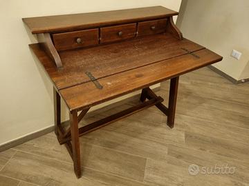 Scrivania in noce 