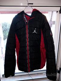 Piumino Jordan nero e rosso con cappuccio