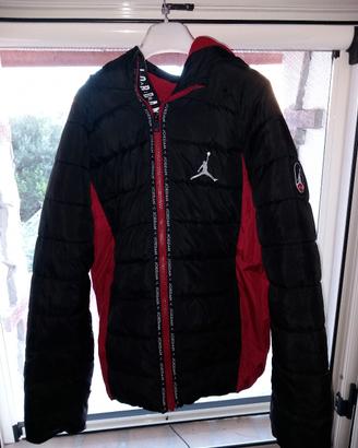 Piumino Jordan nero e rosso con cappuccio