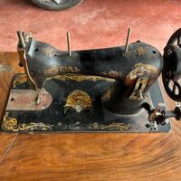 Macchina da cucire d’epoca con mobiletto