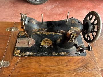 Macchina da cucire d’epoca con mobiletto