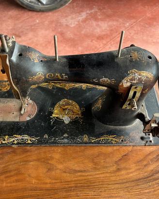 Macchina da cucire d’epoca con mobiletto