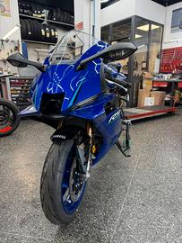 Yamaha R9