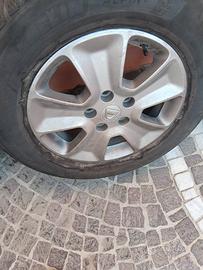 4 cerchi dacia Duster completi di gomme 