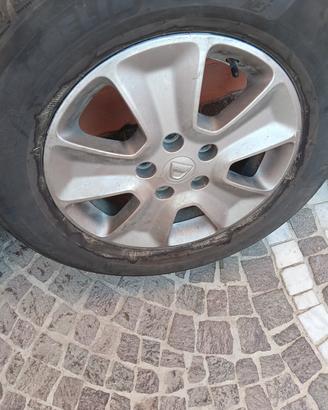 4 cerchi dacia Duster completi di gomme 