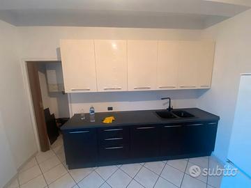 Cucina moderna completa di elettrodomestici