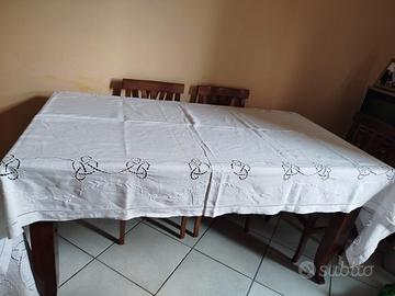 tovaglia ricamata a mano in lino con tovaglioli 