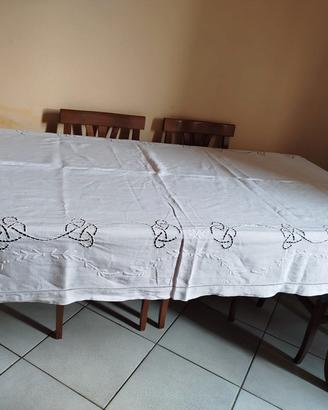 tovaglia ricamata a mano in lino con tovaglioli 