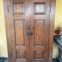 Mobile antico in legno.