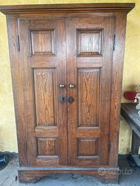 Mobile antico in legno.