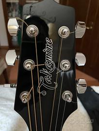Chitarra acustica amplificata della Takamine nera