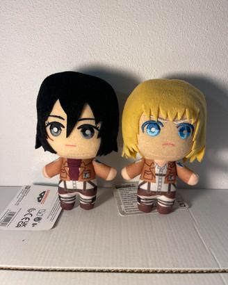 Peluche attack on titan Armin e mikasa