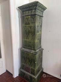 Stufa a legna antica in maiolica