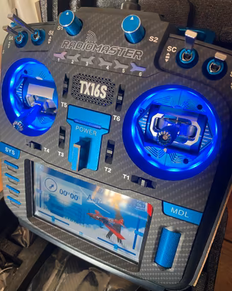 Radiomaster TX16s MKII Con gimbal AG01 e Kit CNC