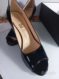 SCARPE IN VERNICE NERA