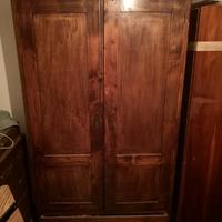 Armadio in legno con cassettiera. 