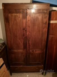Armadio in legno con cassettiera. 