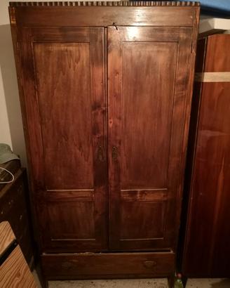 Armadio in legno con cassettiera. 