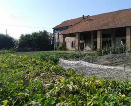 Cascina da ristrutturare con terreno