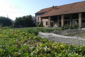 Cascina da ristrutturare con terreno