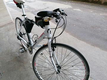  bici, tute e attrezzatura in blocco. 