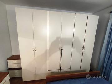 Armadio camera letto , comò e comodini.
