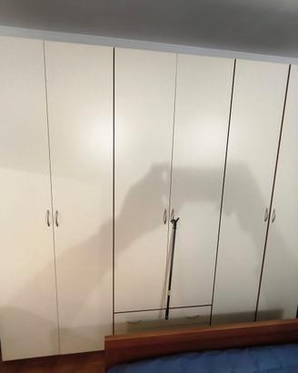 Armadio camera letto , comò e comodini.