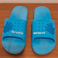 Ciabatte azzurre in gomma