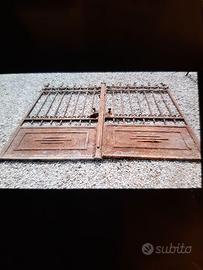 Portoni e ringhiere in ferro.