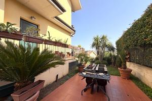 VILLA A SCHIERA D'ANGOLO A LABICO