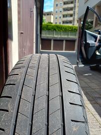Un pneumatico BRIDGESTONE TURANZA T005