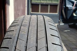 Un pneumatico BRIDGESTONE TURANZA T005