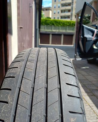 Un pneumatico BRIDGESTONE TURANZA T005