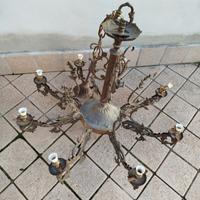antico lampadario vintage in ferro pesante